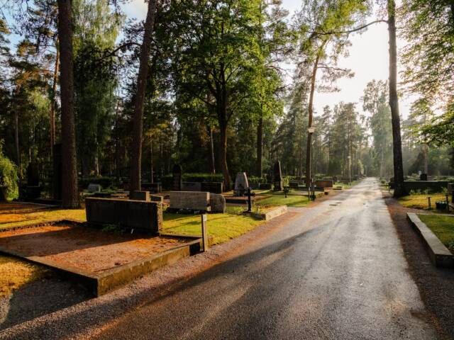 Ahveniston hautausmaa. Kuvassa hautakiviä.