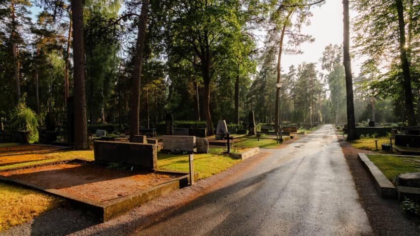 Ahveniston hautausmaa. Kuvassa hautakiviä.