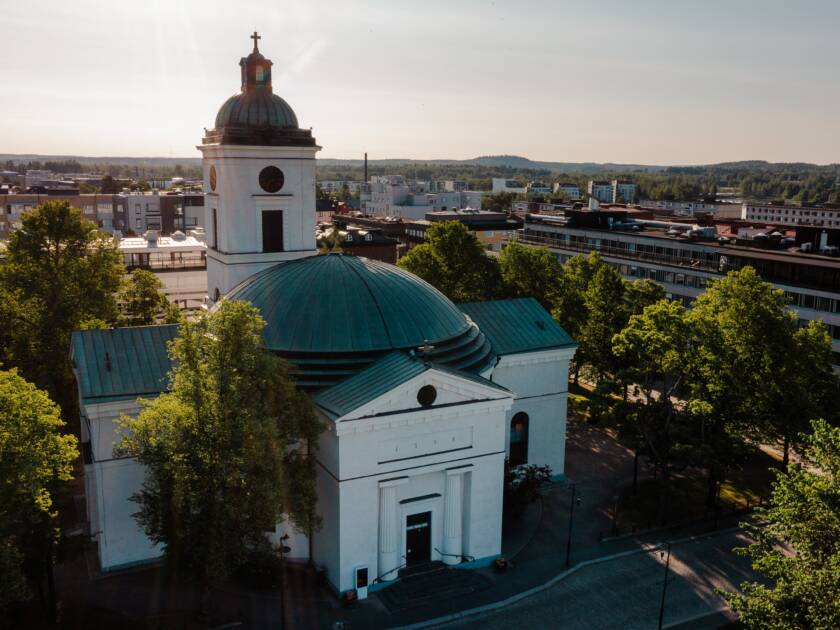 Hämeenlinnan kirkko kesällä.