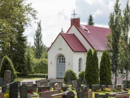 Kalvolan kappeli ulkoa. Kuvassa on myös Kalvolan hautausmaan hautakiviä.