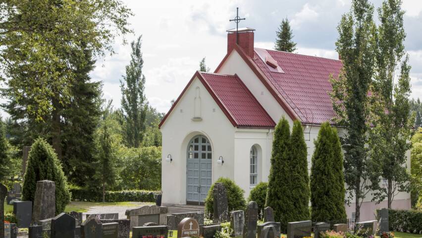 Kalvolan kappeli ulkoa. Kuvassa on myös Kalvolan hautausmaan hautakiviä.