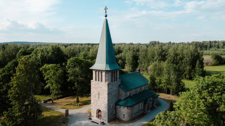 Kalvolan kirkko ulkoa.