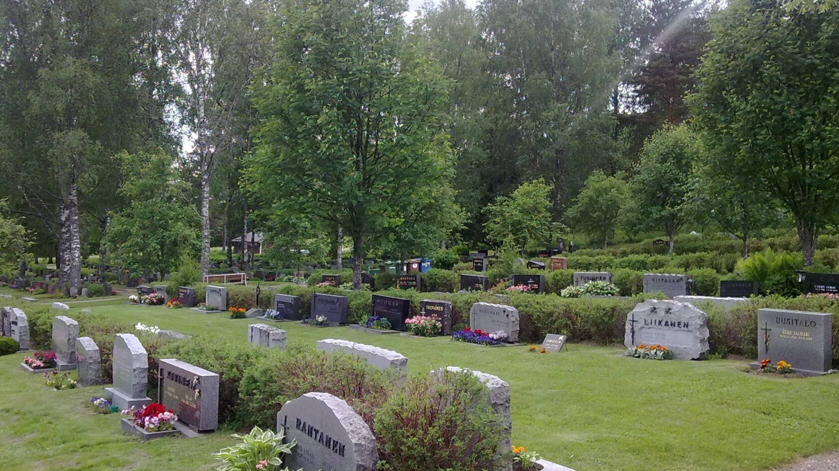 Rengon uusi hautausmaa. Kuvassa hautakiviä.