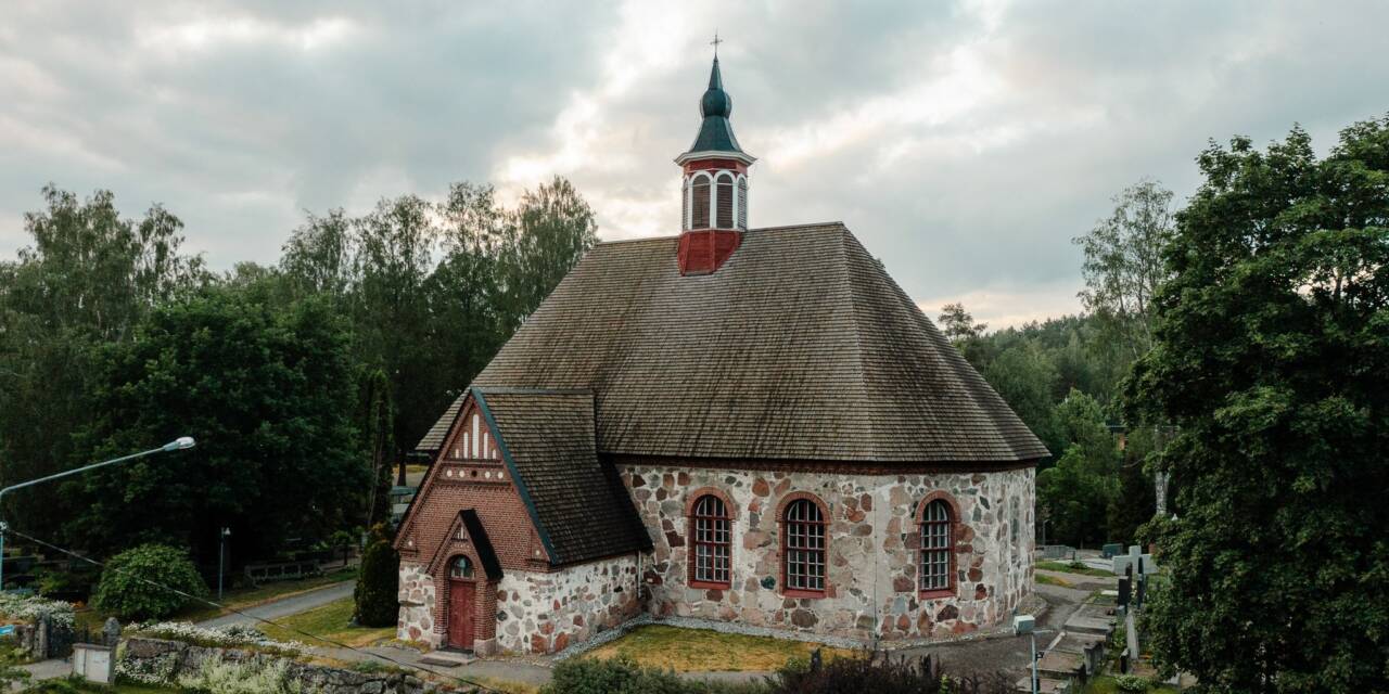 Rengon keskiaikainen kivikirkko ulkoa.
