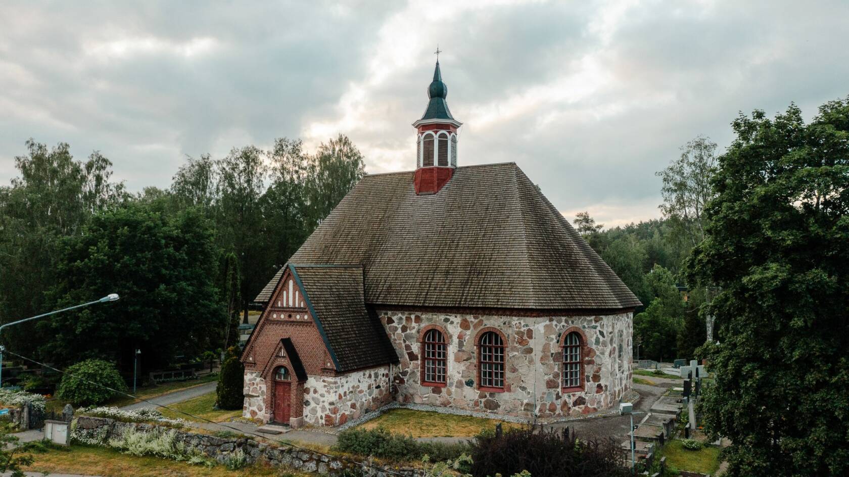 Rengon keskiaikainen kivikirkko ulkoa.