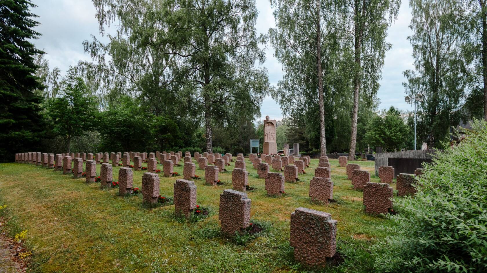 Rengon vanha hautausmaa Rengon kirkolla, kuvassa sankarihautausmaa.