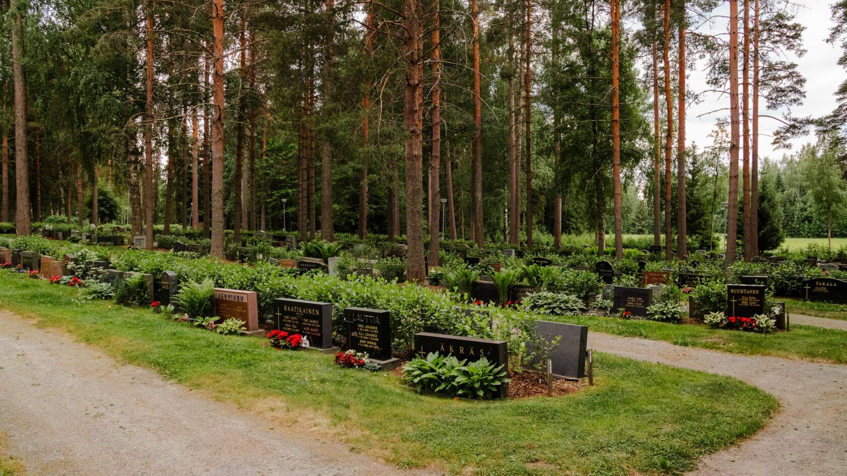 Vuorentaan hautausmaa kesällä. Kuvassa on hautakiviä.