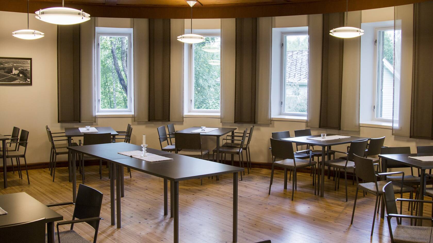 Kalvolan kirkon takasali, jossa on pöytiä ja tuoleja.