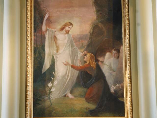 Alexsandra Ståltinin maalaama ja vuonna 1892 Hämeenlinnan kirkkoon lahjoitettu alttaritaulu kuvaa Vapahtajan ilmestymistä Maria Magdalenalle pääsiäisaamuna. Alttaritaulun päällä teksti Herra on totisesti noussut ylös.