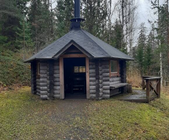 Kesijärven leirikeskuksen päärakennuksen grillikota.