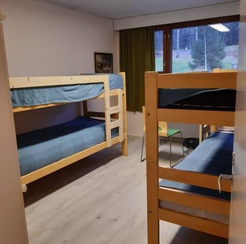 Kesijärven leirikeskuksen yksi majoitushuone, jossa kaksi kerrossänkyä.