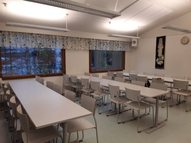 Kesijärven leirikeskuksen opetustila, jossa pöytiä ja tuoleja.