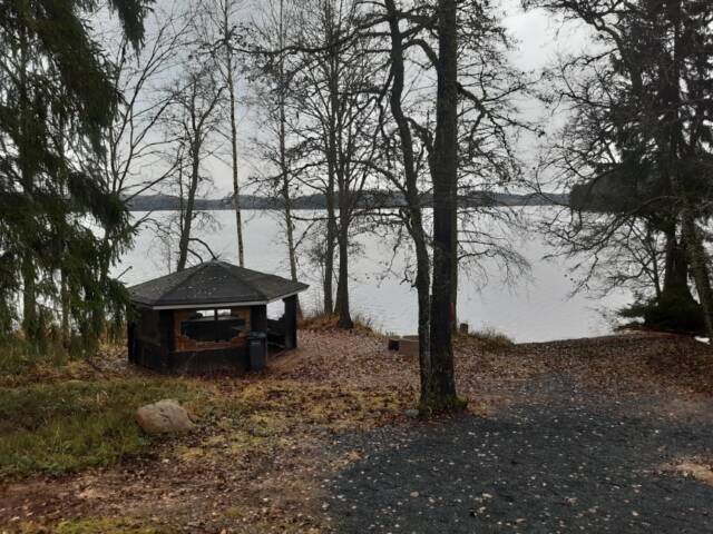 Kesijärven leirikeskuksen rantasaunan ranta, kuvassa myös grillikota.