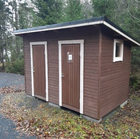 Kesijärven leirikeskuksen rantasaunan ulko-wc.