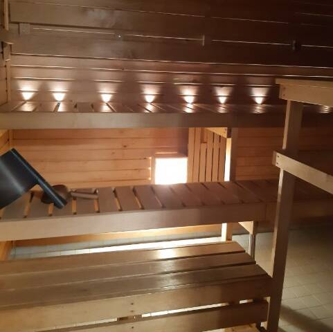 Kesijärven leirikeskuksen päärakennuksen sauna.