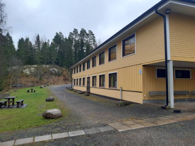 Kesijärven leirikeskuksen päärakennus takapihan puolelta.