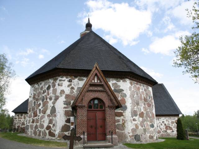 Rengon keskiaikaisen kivikirkon sivuovi.