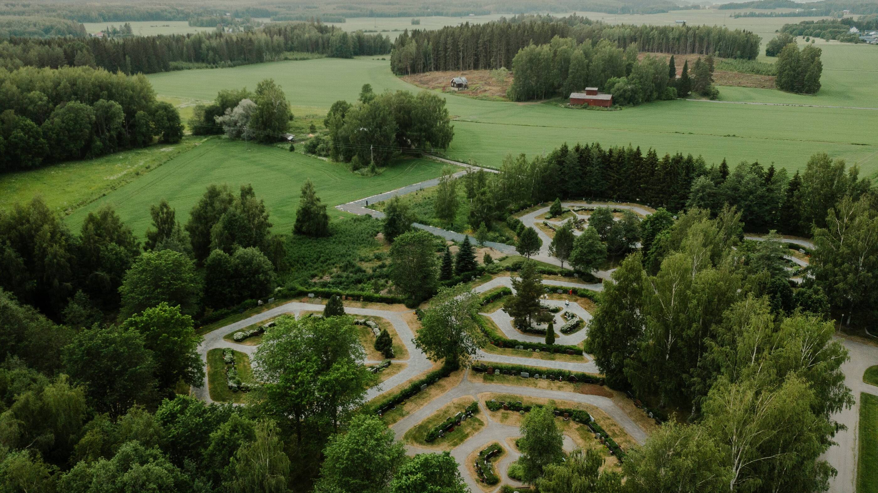 Ilmakuva Vuorenaan hautausmaasta.
