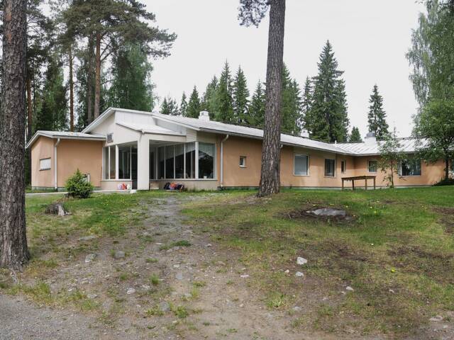 Loimalahden leirikeskuksen päärakennus sisäpihalta kuvattuna