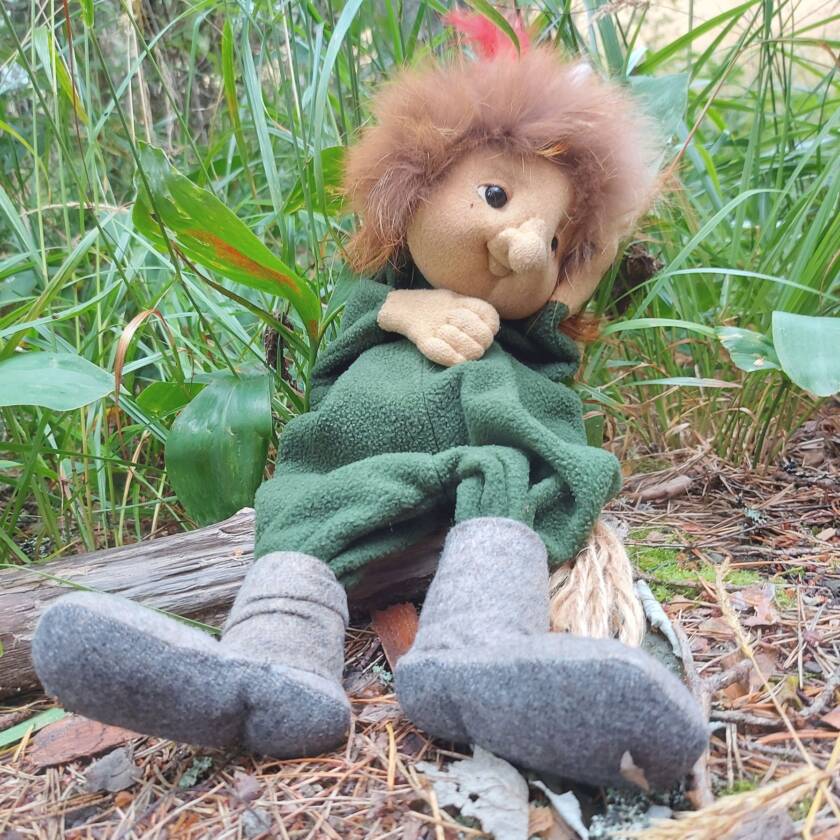 Metsämörri istuu maassa