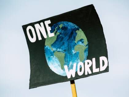 Kyltti jossa lukee One World