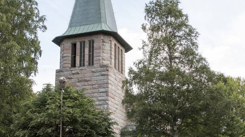 Kalvolan kirkko syksyllä ulkoapäin kuvattuna