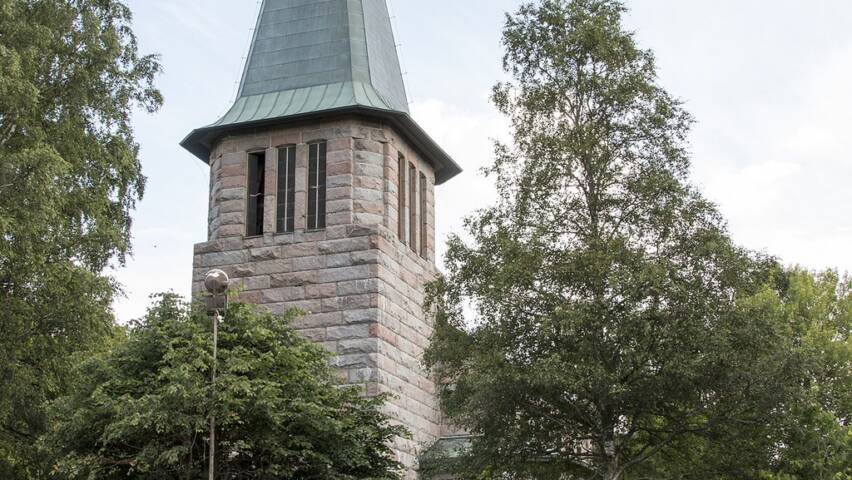 Kalvolan kirkko ulkoapäin kuvattuna.