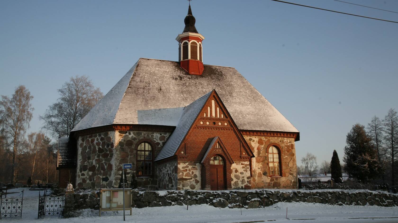 Rengon kirkko talvimaisemassa. Kuvan otti Vilja Tamminen.
