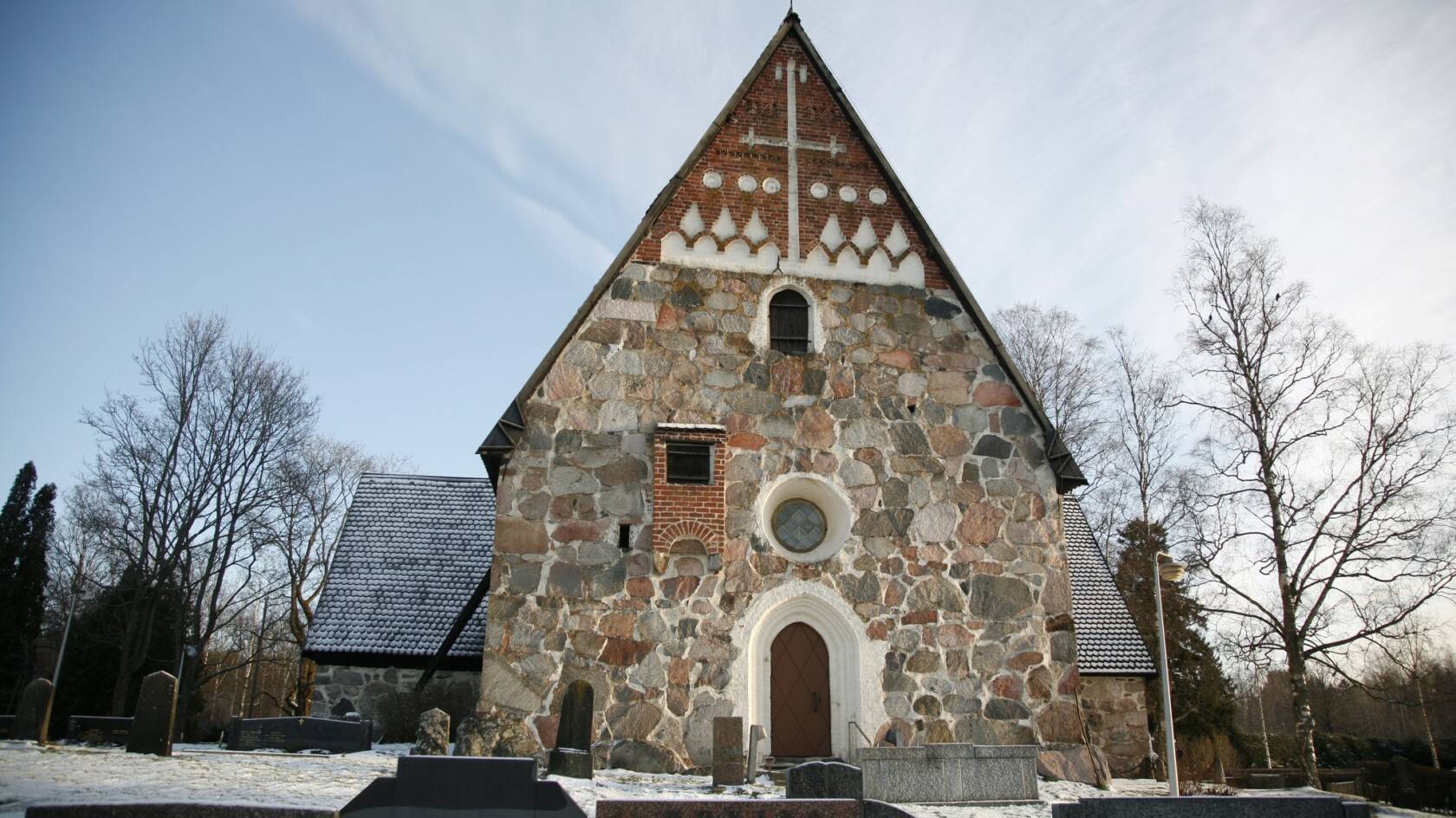 Vanajan kirkko ulkoa kuvattuna talvimaisemassa. Kuvan otti Vilja Tamminen.